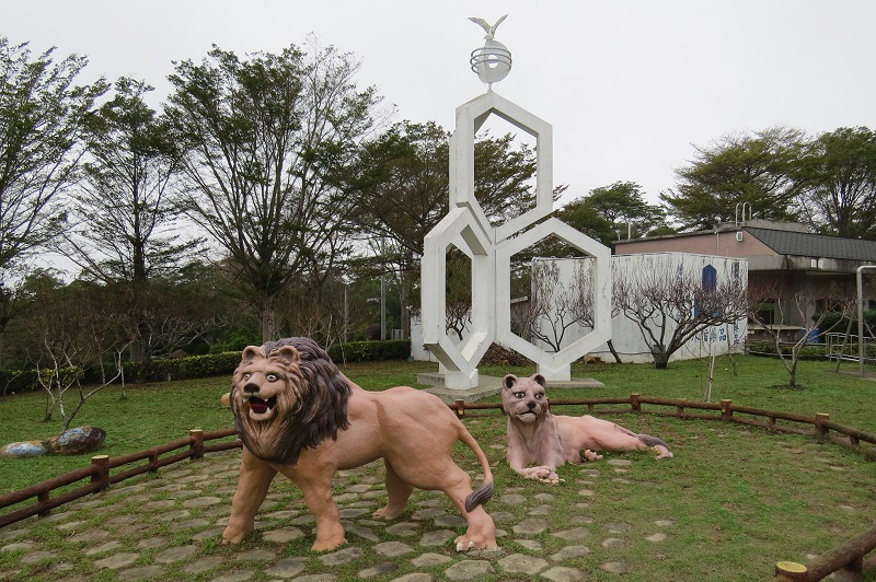 獅豹雕像